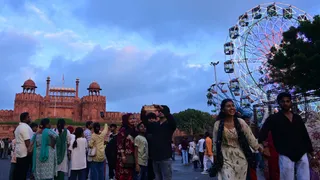 सोमवार की शाम को सुहावने में लाल किला भ्रमण करने पहुंचे पर्यटक। चंद्र प्रकाश मिश्र