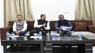 साहिबगंज के डीसी दीपक कुमार दुबे से SIR की जानकारी प्राप्त करते चुनाव आयोग के सचिव संजीव कुमार प्रसाद। (फोटो जागरण)