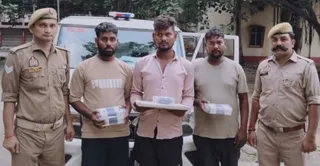जहानाबाद पुलिस की हिरासत में पकड़े तीन साइबर ठग। स्रोत पुलिस