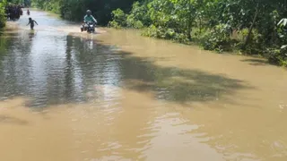 Gandak River Flood : मदनपुर-पनियहवा मुख्य सड़क पर बह रहा गंडक का पानी । जागरण