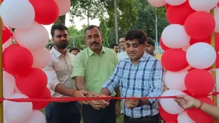 जमालपुर की रेल कॉलोनी में ओपन जिम का फीता काटकर उद्घाटन करते मुख्य कारखाना प्रबंधक।