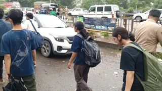 LPU में दस दिन की छुटि्टयां घोषित होने के बाद घर रवाना होते हुए छात्र-छात्राएं।