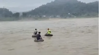 यमुना नदी में कूदे व्यक्ति की तलाश करते लोग। जागरण