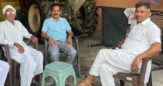 पंचकूला के गांव बतौड़ में ग्रामीणों के साथ बैठे किसान नरपत सिंह राणा।