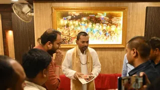 काशी विश्वनाथ मंदिर में पूजा करने पहुंचे निशांत कुमार।