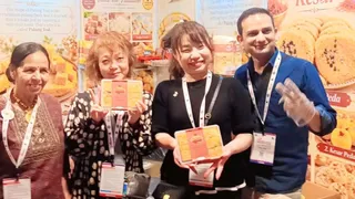 ट्रेड शो के दौरान पलंग तोड़ मिठाई खरीदती जापान से आई मेहमान। सौ. स्वयं