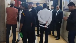 प्रयागराज विकास प्राधिकरण के सिविल लाइंस स्थित कार्यालय में प्रदर्शन करते अधिवक्ता। जागरण