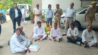 प्रयागराज के विकास भवन स्थित सीडीओ कार्यालय के बाहर धरने पर बैठे ग्राम प्रधान। जागरण