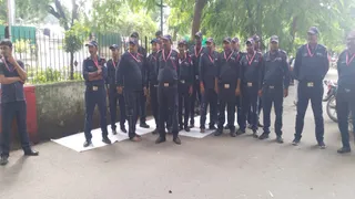 मांगों को लेकर आक्रोश जताते प्रयागराज में रेलवे के केंद्रीय अस्पताल के सुरक्षाकर्मी। जागरण