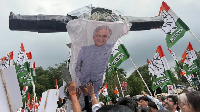 ज्ञानेश कुमार के खिलाफ सड़कों पर उतरी कांग्रेस, पुतला फूंककर किया प्रदर्शन; इस्तीफे की मांग तेज