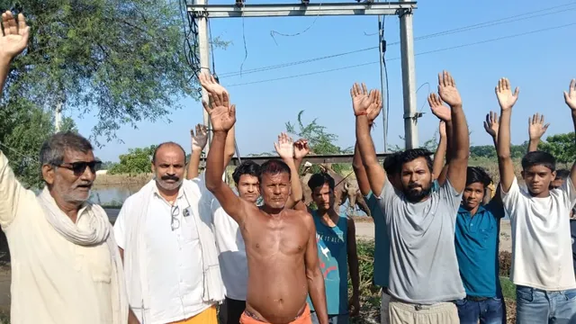 वैशाली के रुस्तमपुर में 15 दिन से बिजली ठप, 200 घरों में छाया अंधेरा; विभाग के ढुलमुल रैवेये से ग्रामीण परेशान
