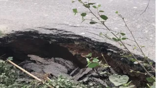 पश्चिम चंपारण में रेनकट में टूटी सड़क। जागरण