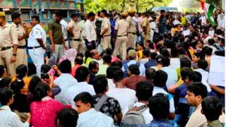 नौकरी समाप्ति पत्र मिलने पर भड़के संविदा कंप्यूटर शिक्षक।