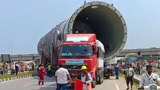 बलरामपुर चीनी मिल तक वेसल ले जाता हुआ ट्रक। जागरण