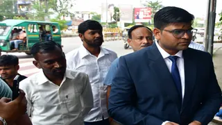 UP PCS Interview 2025 यूपी पीएससी में साक्षात्कार देकर बाहर निकलते अभ्यर्थी। जागरण