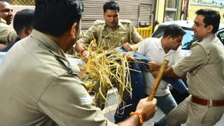 कांग्रेस कार्यकर्ताओं से पुतला छीनते पुलिसकर्मी
