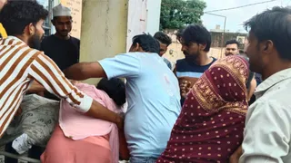 युवक के शव से लिपटकर बिलखते परिजन