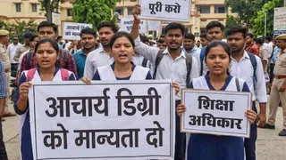 आचार्य डिग्री को पीजीटी आवेदन में मान्यता न मिलने पर संस्कृत विश्वविद्यालय में रोष। (AI Image)