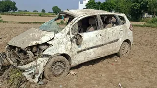 Agra News: खेत में पलटी कार।