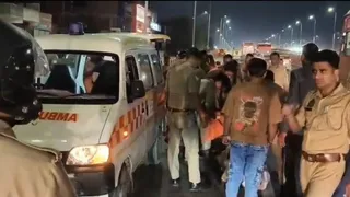 हादसे के बाद मौके पर जुटे लोग और शव को उठाते पुलिसकर्मी। जागरण