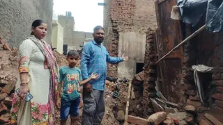 निर्माणाधीन बिल्डिंग को छोड़कर पड़ोस में थमा दिया था नोटिस, बचाने में जुटे अफसर।