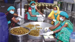 यूपी की दो सहेलियों ने बदली 11 परिवारों की किस्मत।