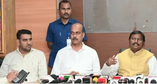 सोमवार को सर्किट हाउस एरिया स्थित निर्मल गेस्ट हाउस में आयोजित प्रेस वार्ता में जानकारी देते पूर्व मुख्यमंत्री अर्जुन मुंडा।