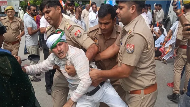 मऊ में मुख्य चुनाव आयुक्त ज्ञानेश कुमार का पुतला फूंकने जा रहे कांग्रेसियों ने किया सड़क जाम, प्रदर्शनकारियों को पुलिस ने हिरासत में लिया