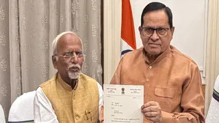 उपसभापति रामबचन राय को त्यागपत्र सौंपते अवधेश नारायण सिंह I फोटो : विधान परिषद सचिवालय