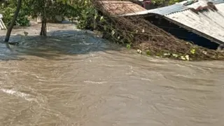 पश्चिम चंपारण जिले में कई जगहों पर बाढ़ से परेशानी बढ़ गई है। सेमरा लबेदहा पंचायत में गिरी झोपड़ी । ग्रामीण