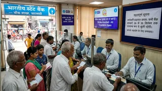 वाराणसी में बैंक हड़ताल टली, ग्राहकों को मिली राहत, बैंकिंग सेवाएं सामान्य।