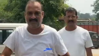 वारदात को अंजाम देने के बाद सभी आरोपी दो गाड़ियों में सवार होकर शहर से बाहर भाग निकले थे।