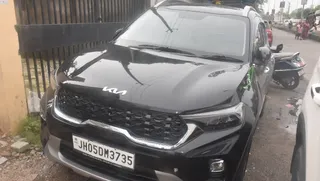 वारदात को अंजाम देने के बाद सभी आरोपी दो गाड़ियों में सवार होकर शहर से बाहर भाग निकले थे।