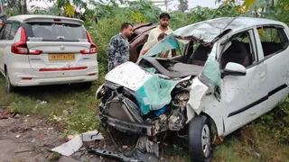 हादसे के बाद क्षतिग्रस्त कार।