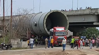 चंदौली से वाराणसी के लिए निकला महाट्रक भारी बॉयलर के साथ, रास्ते में खास इंतजाम।