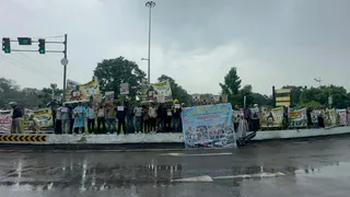 ट्रिब्यून चौक पर खड़े होकर प्रदर्शन करते बाइक राइडर्स।