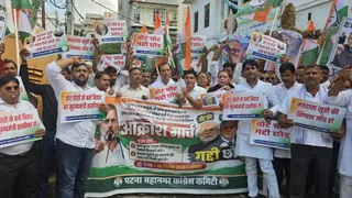 पुलिस से भिड़े कार्यकर्ता