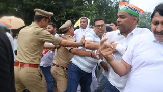 मेरठ में प्रदर्शन के दौरान कांग्रेसियों की पुलिस से नोकझोंक और धक्का-मुक्की।