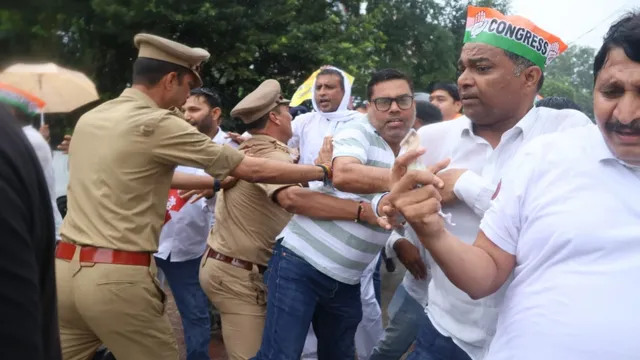 मेरठ में कांग्रेसियों ने प्रदर्शन करके मांगा मुख्य चुनाव आयुक्त का इस्तीफा, पुलिस से जमकर नोकझोंक और धक्का-मुक्की