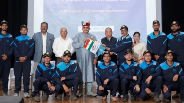 उत्तराखंड के 36 युवा पर्वतारोही तीन हिमालयी चोटियों पर फहराएंगे तिरंगा, पर्यटन मंत्री सतपाल महाराज ने किया विदा
