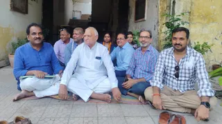 मीरजापुर में शिक्षिका वंदना का अनशन जारी, कार्यमुक्त न करने पर शिक्षा विभाग पर सवाल।