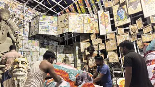 कोलकाता में अखबारों से बन रहा दुर्गापूजा पंडाल।