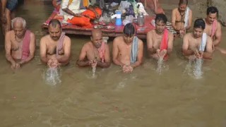 वाराणसी में गंगा का जलस्तर फिर तेजी से बढ़ा, तटवासियों की चिंता बढ़ी।