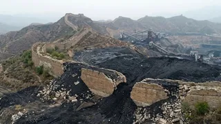 चीन की महान दीवार का एक हिस्सा खदान के कचरे से क्षतिग्रस्त (AI फोटो)