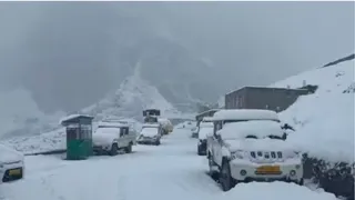 हिमाचल प्रदेश के लाहुल-स्पीति में हुआ हिमपात।