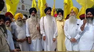 खालिस्तान के झंडे लेकर खड़े शिरोमणि अकाली दल अमृतसर के कार्यकर्ता।