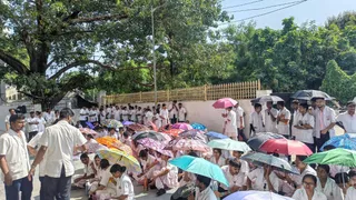 डीन के इस्तीफे की मांग को लेकर धरने पर बैठे छात्र।