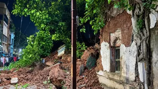 कुछ दिनों से हो रही लगातार भारी बारिश के कारण इस जर्जर इमारत की दीवारें और नींव बेहद कमजोर हो गई थीं।