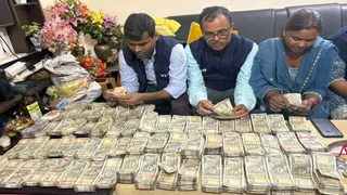 घरों से कैश और गहने मिले