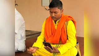 अमरीका के श्रद्धालु से ऑनलाइन माध्यम से तर्पण कराते सचिन मोहन दीक्षित